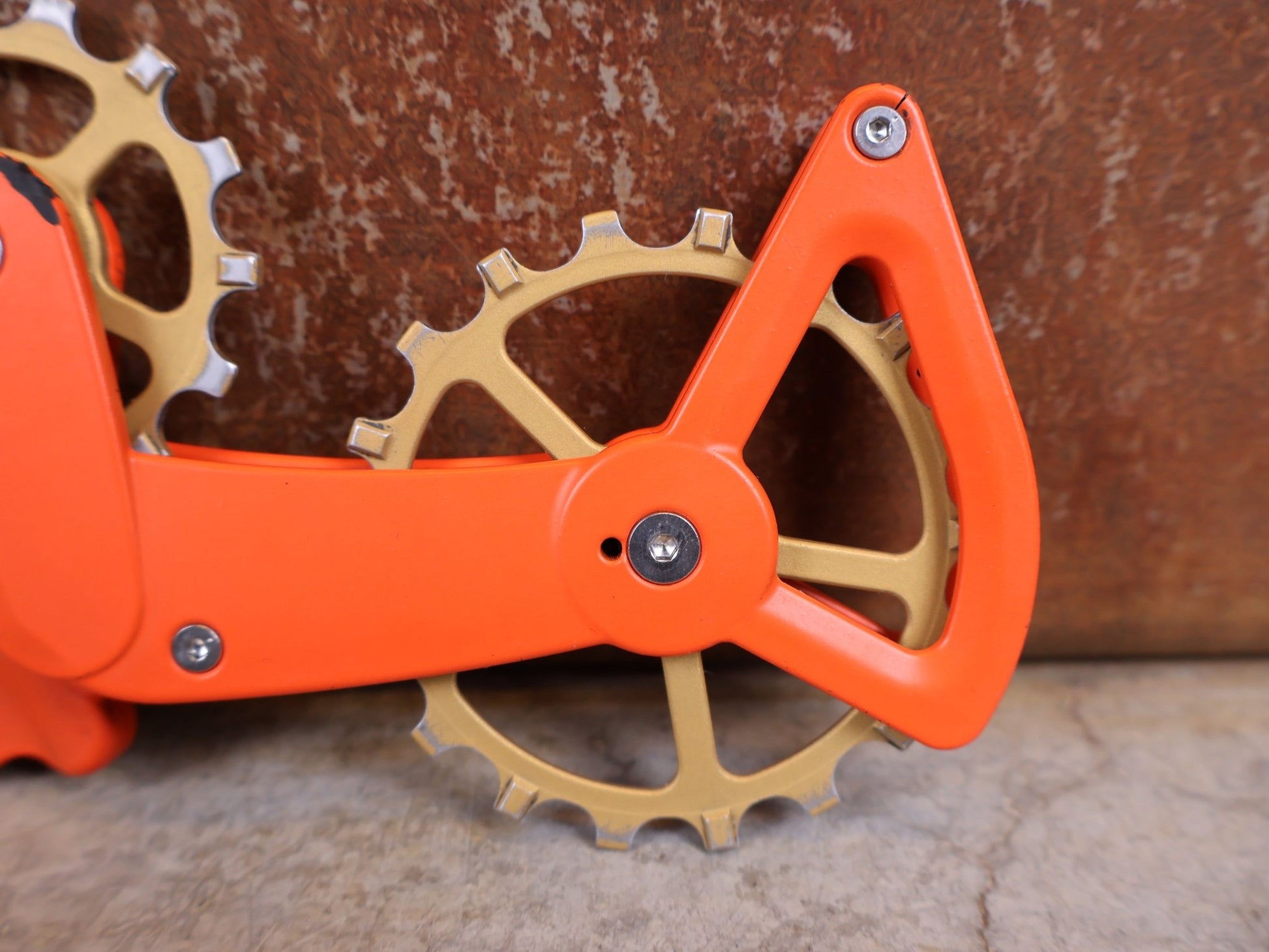 Schaltungsteile von Ceramicspeed, CERAMICSPEED OSPW X FÜR SRAM EAGLE AXS – COATED / ORANGE–BRONZE CERAKOTE vor USEDBIKES - OB.DE Hintergrund