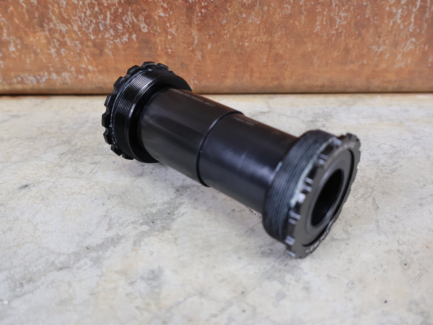 Innenlager von Ceramicspeed, CERAMICSPEED T47 SHIMANO / INBOARD INNENLAGER / COATED / 24 MM / 111 G vor USEDBIKES - OB.DE Hintergrund