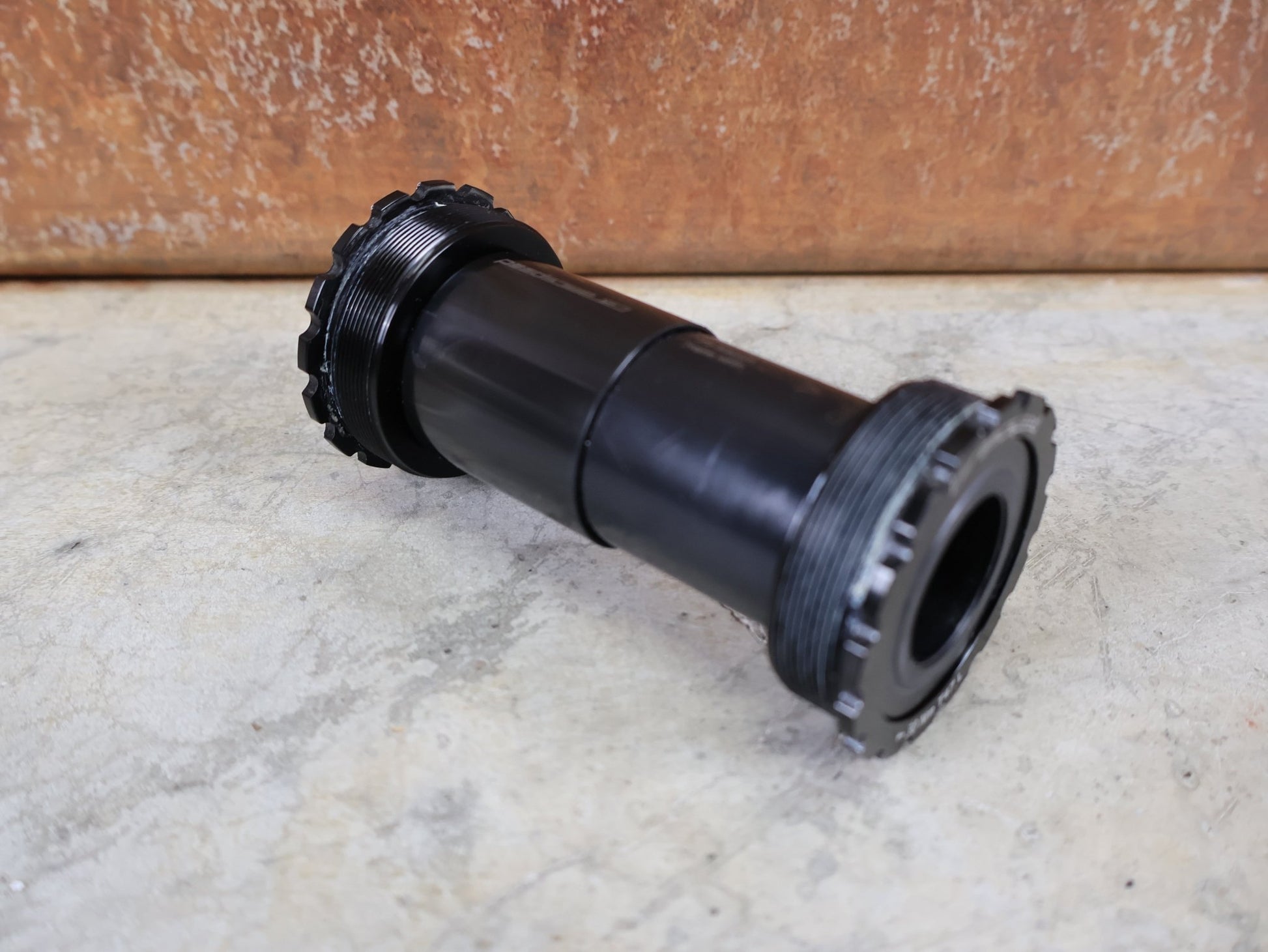 Innenlager von Ceramicspeed, CERAMICSPEED T47 SHIMANO / INBOARD INNENLAGER / COATED / 24 MM / 111 G vor USEDBIKES - OB.DE Hintergrund