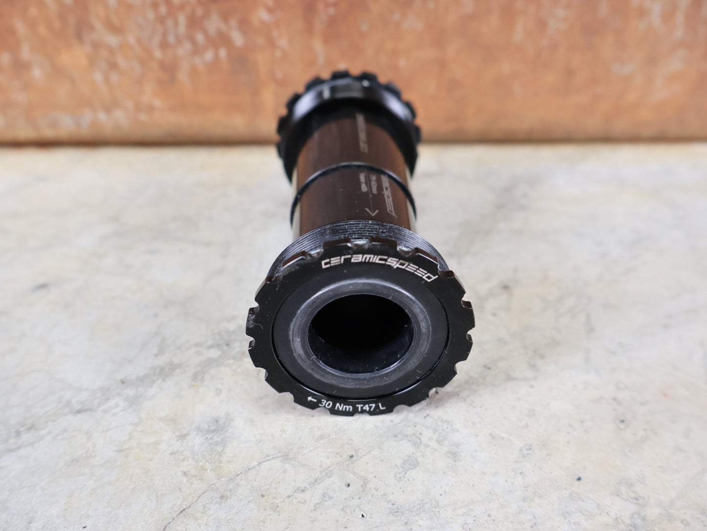 Innenlager von Ceramicspeed, CERAMICSPEED T47 SHIMANO / INBOARD INNENLAGER / COATED / 24 MM / 111 G vor USEDBIKES - OB.DE Hintergrund