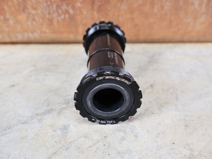 Innenlager von Ceramicspeed, CERAMICSPEED T47 SHIMANO / INBOARD INNENLAGER / COATED / 24 MM / 111 G vor USEDBIKES - OB.DE Hintergrund