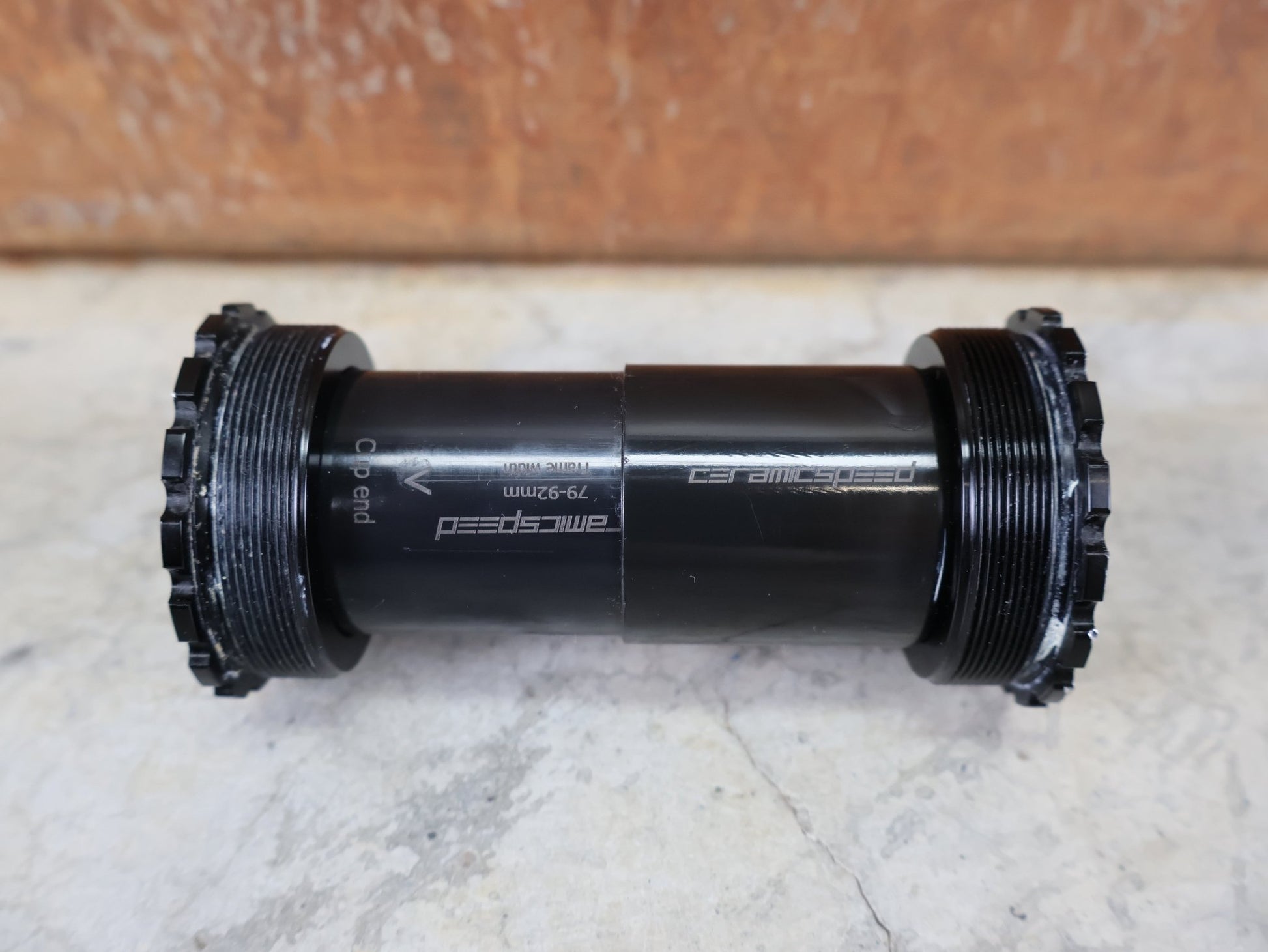 Innenlager von Ceramicspeed, CERAMICSPEED T47 SHIMANO / INBOARD INNENLAGER / COATED / 24 MM / 111 G vor USEDBIKES - OB.DE Hintergrund