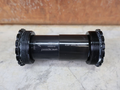 Innenlager von Ceramicspeed, CERAMICSPEED T47 SHIMANO / INBOARD INNENLAGER / COATED / 24 MM / 111 G vor USEDBIKES - OB.DE Hintergrund