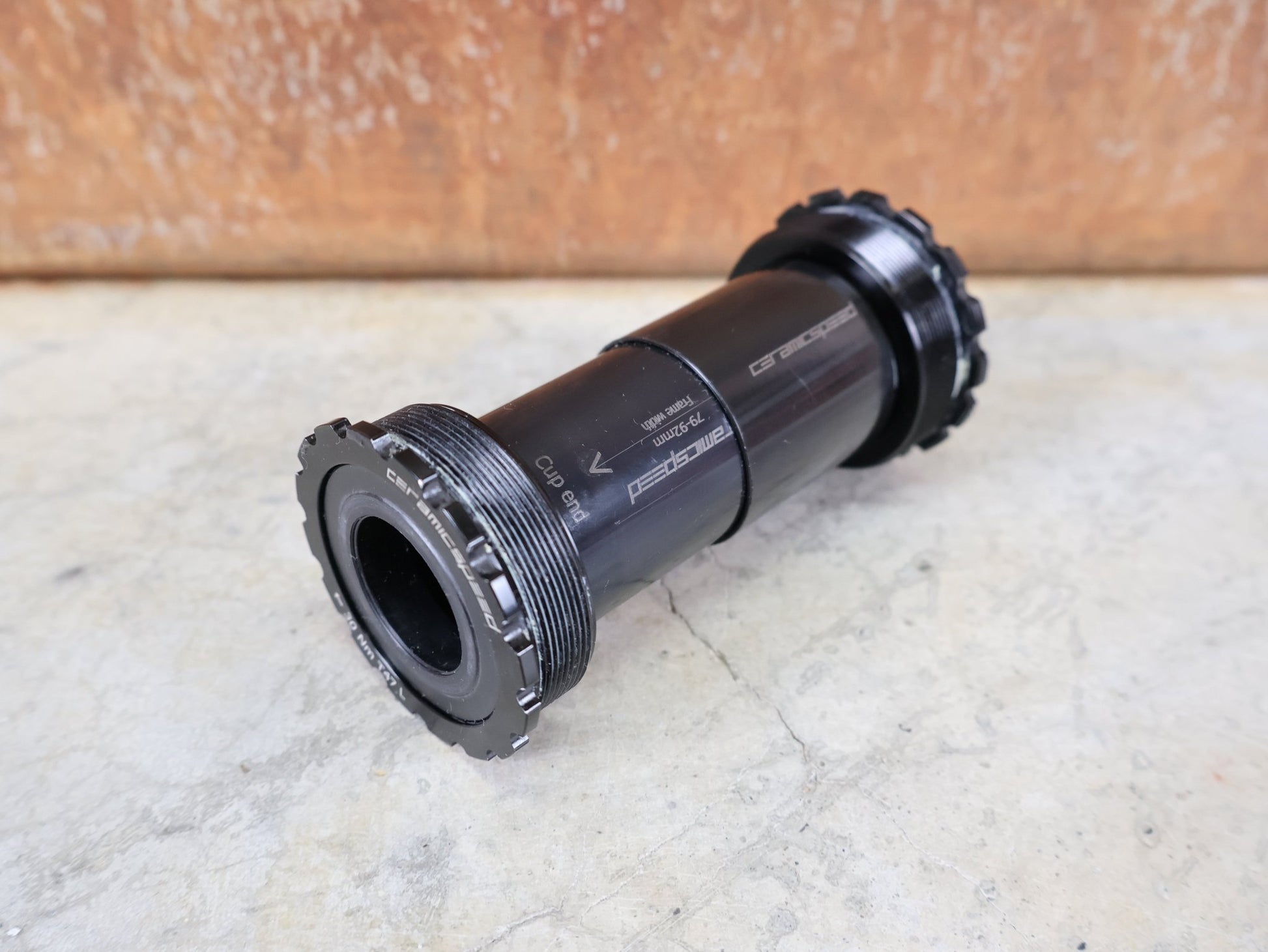 Innenlager von Ceramicspeed, CERAMICSPEED T47 SHIMANO / INBOARD INNENLAGER / COATED / 24 MM / 111 G vor USEDBIKES - OB.DE Hintergrund