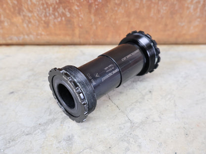 Innenlager von Ceramicspeed, CERAMICSPEED T47 SHIMANO / INBOARD INNENLAGER / COATED / 24 MM / 111 G vor USEDBIKES - OB.DE Hintergrund