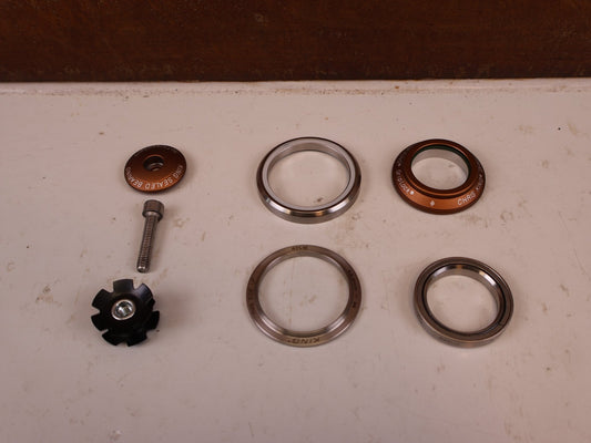 Zubehör von Chris King, CHRIS KING DROPSET 3 IS41 28.6 IS52 / 40 MATTE BOURBON vor USEDBIKES-OB.DE Hintergrund