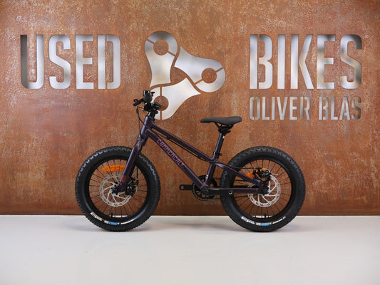 Kinderrad von Commencal, COMMENCAL RAMONES 16 ZOLL PURPLE MATT KINDERRAD vor USEDBIKES-OB.DE Hintergrund