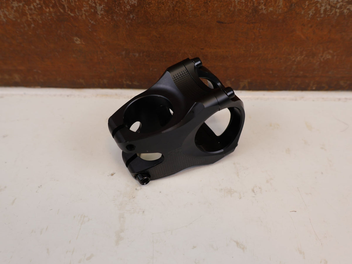 Vorbau von Contec, CONTEC MESA 35 VORBAU AHEAD 35 MM / 35 MM 0 GRAD vor USEDBIKES-OB.DE Hintergrund