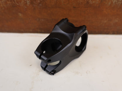 Vorbau von Contec, CONTEC MESA 35 VORBAU AHEAD 35 MM / 45 MM 0 GRAD vor USEDBIKES-OB.DE Hintergrund