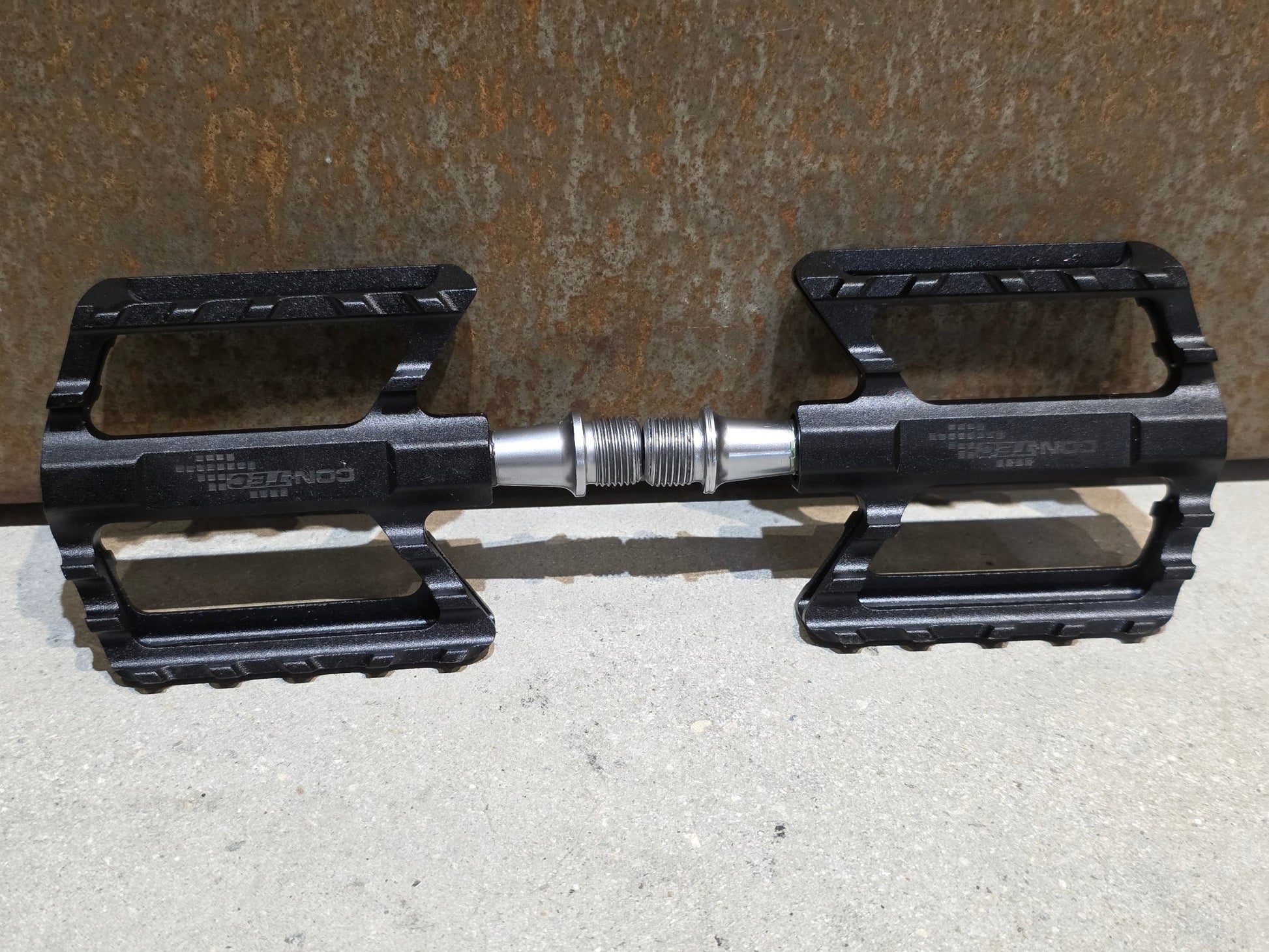 Pedale von Contec, CONTEC TRAIL2 PLATTFORM / MOUNTAINBIKE PEDAL vor USEDBIKES - OB.DE Hintergrund