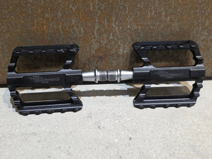 Pedale von Contec, CONTEC TRAIL2 PLATTFORM / MOUNTAINBIKE PEDAL vor USEDBIKES - OB.DE Hintergrund
