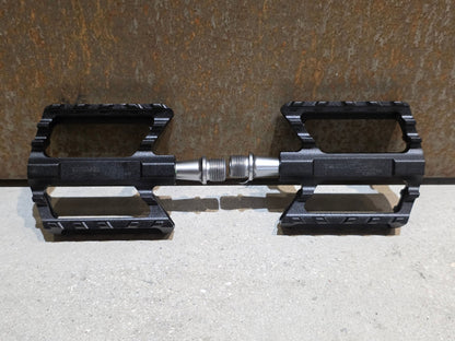 Pedale von Contec, CONTEC TRAIL2 PLATTFORM / MOUNTAINBIKE PEDAL vor USEDBIKES - OB.DE Hintergrund