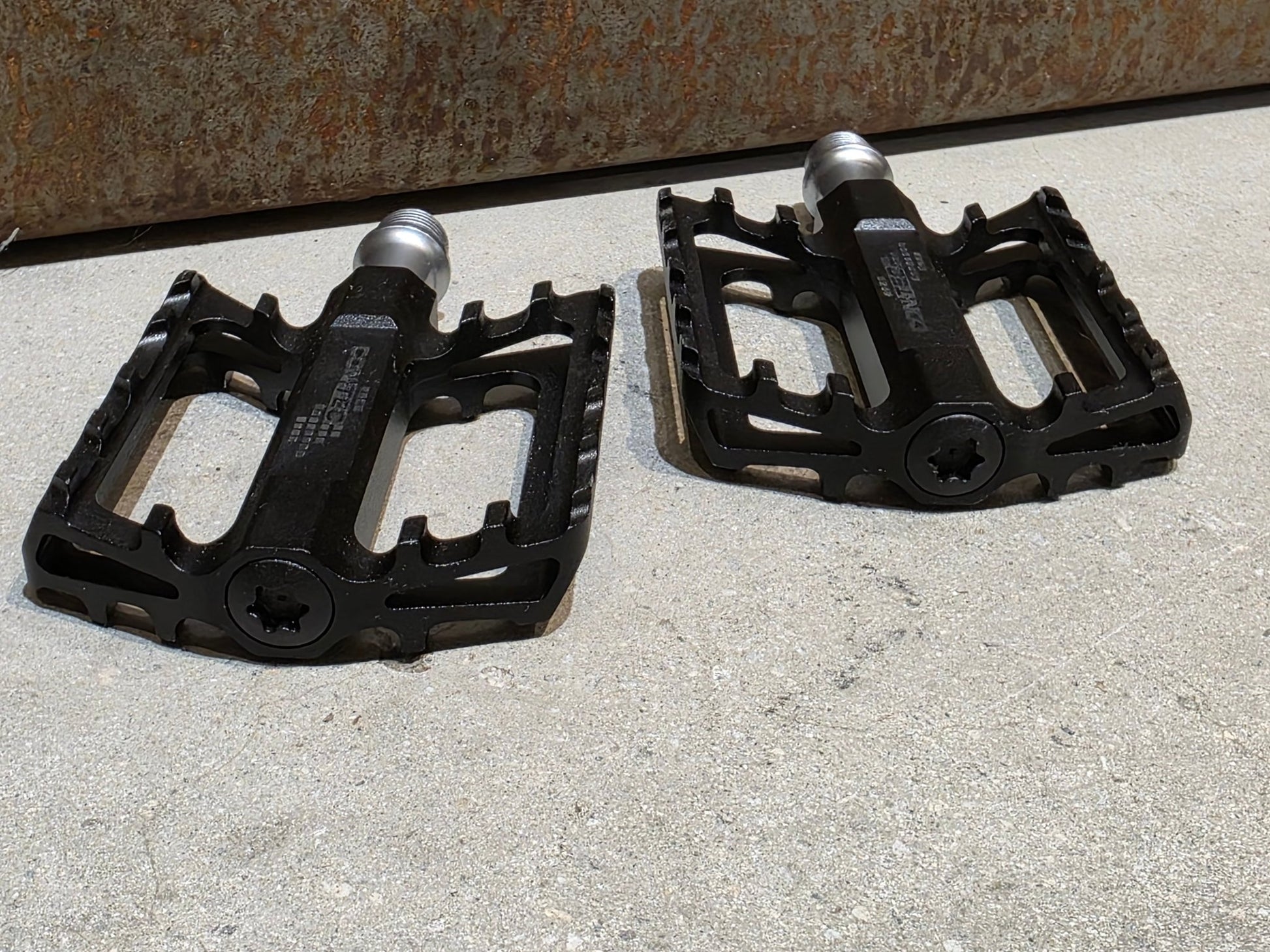 Pedale von Contec, CONTEC TRAIL2 PLATTFORM / MOUNTAINBIKE PEDAL vor USEDBIKES - OB.DE Hintergrund