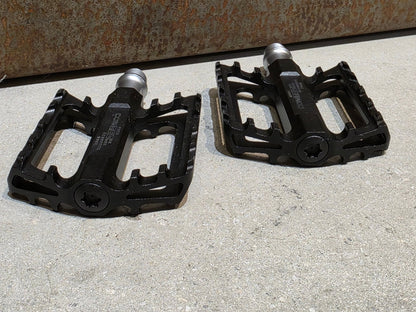 Pedale von Contec, CONTEC TRAIL2 PLATTFORM / MOUNTAINBIKE PEDAL vor USEDBIKES - OB.DE Hintergrund