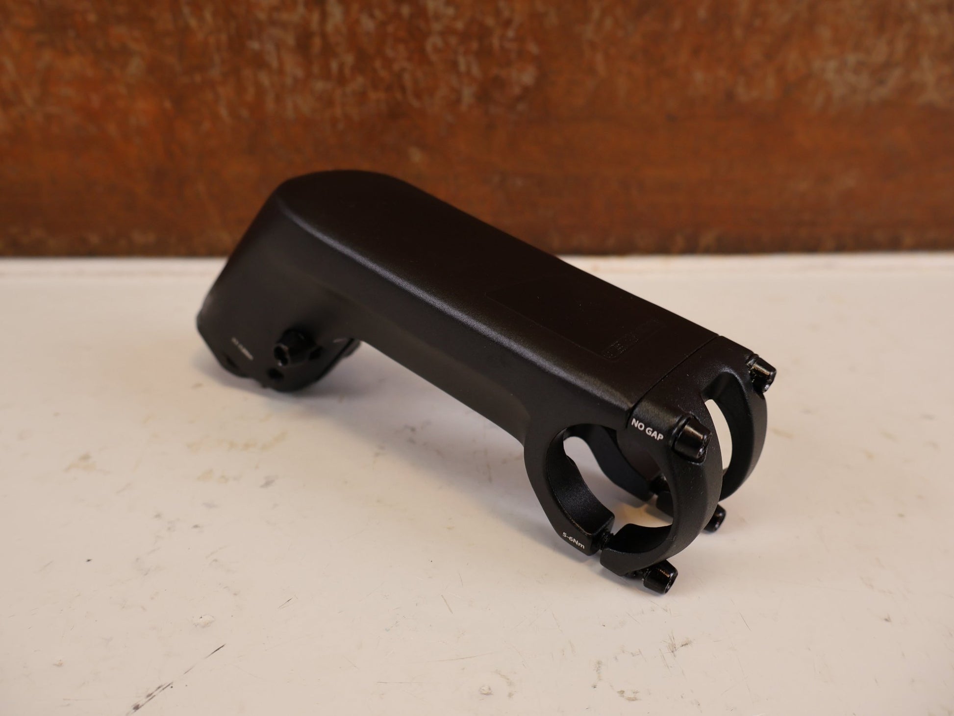 Vorbau von Contec, CONTEC UEDA FIX VORBAU AHEAD 31.8 MM 110 MM 30 GRAD vor USEDBIKES-OB.DE Hintergrund