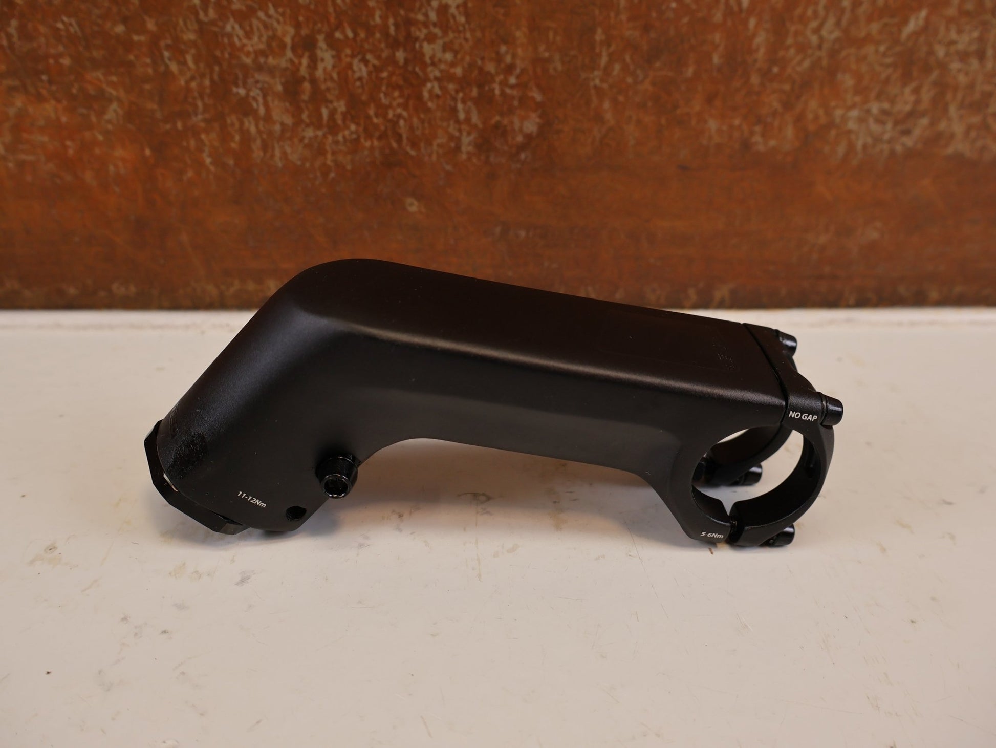 Vorbau von Contec, CONTEC UEDA FIX VORBAU AHEAD 31.8 MM 110 MM 30 GRAD vor USEDBIKES-OB.DE Hintergrund