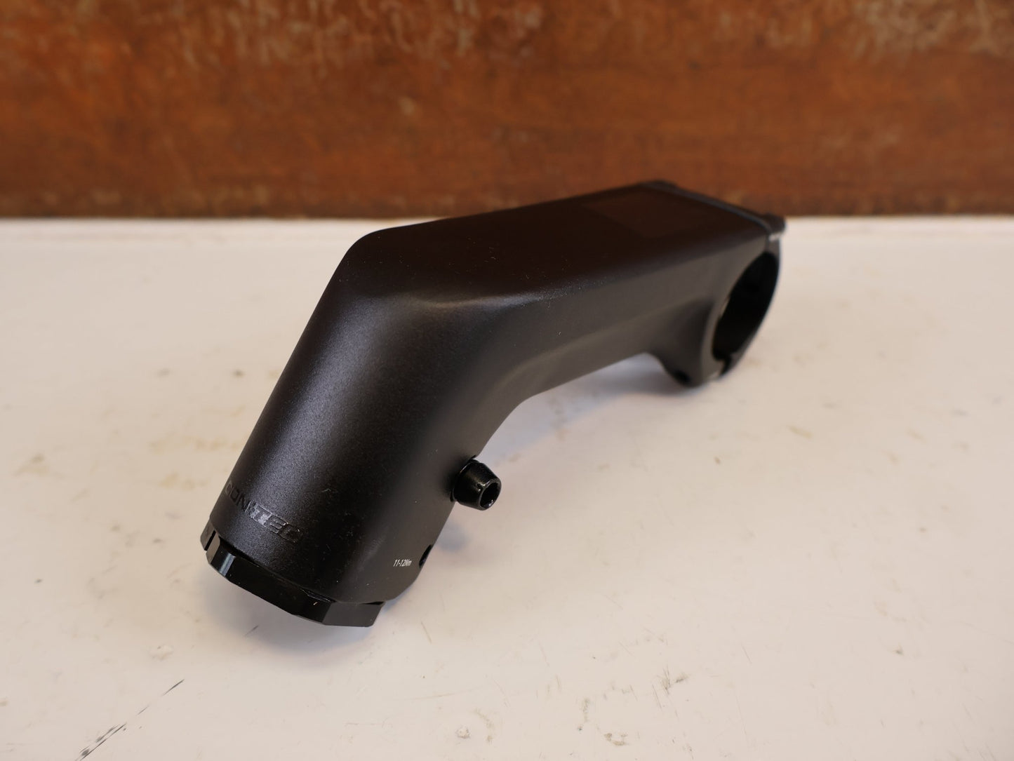 Vorbau von Contec, CONTEC UEDA FIX VORBAU AHEAD 31.8 MM 110 MM 30 GRAD vor USEDBIKES-OB.DE Hintergrund