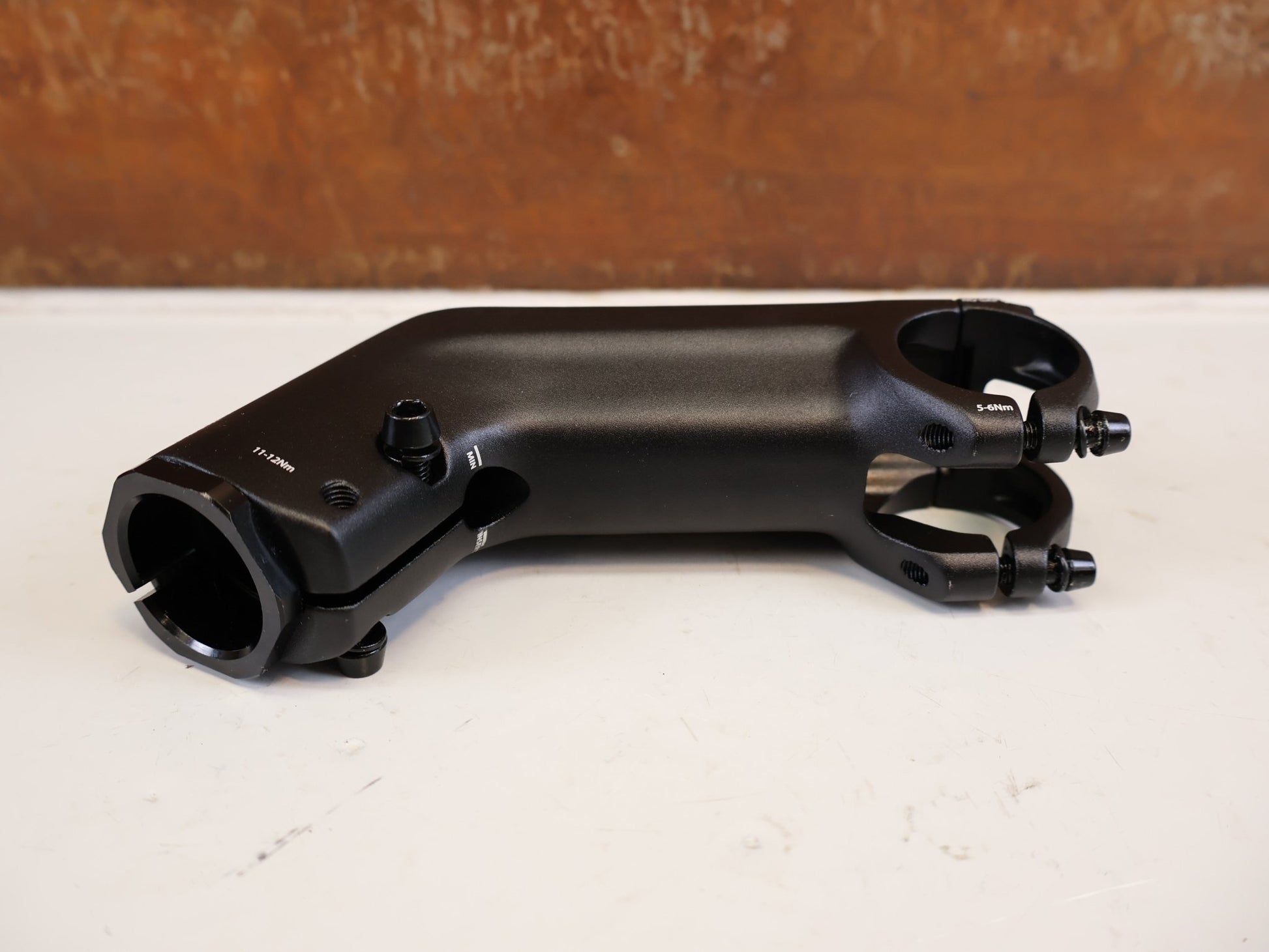 Vorbau von Contec, CONTEC UEDA FIX VORBAU AHEAD 31.8 MM 110 MM 30 GRAD vor USEDBIKES-OB.DE Hintergrund
