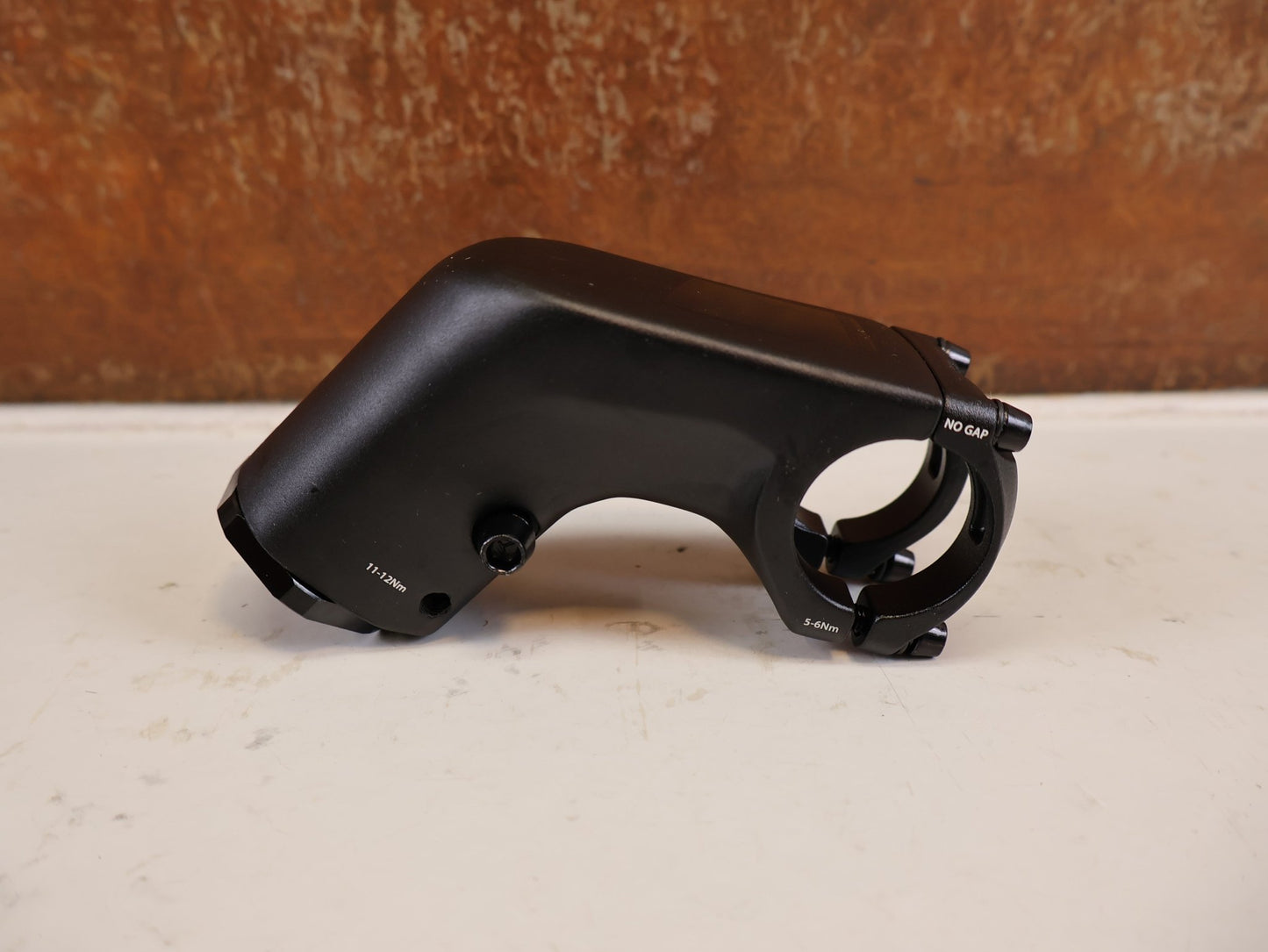 Vorbau von Contec, CONTEC UEDA FIX VORBAU AHEAD 31.8 MM 70 MM 30 GRAD vor USEDBIKES-OB.DE Hintergrund