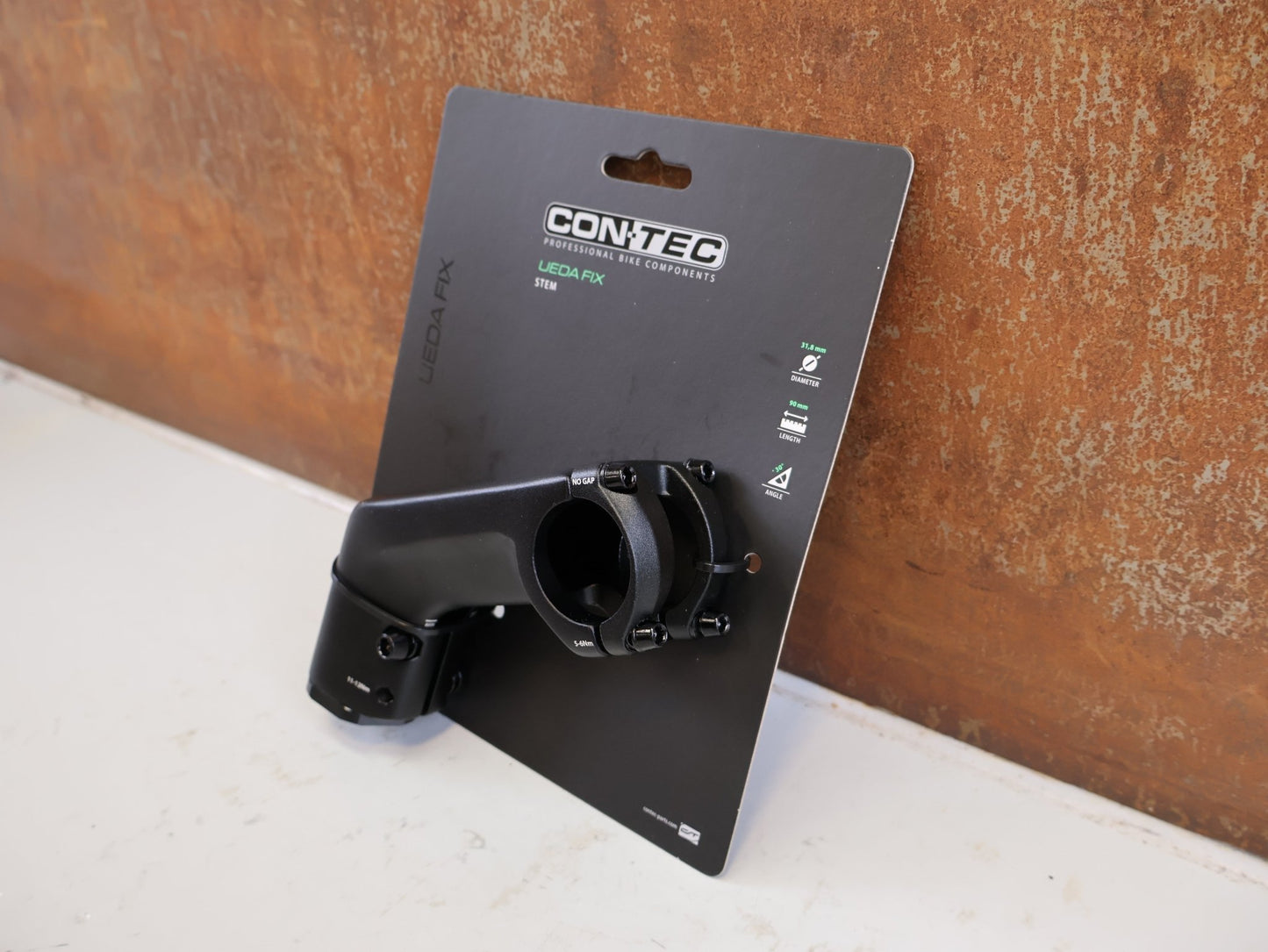 Vorbau von Contec, CONTEC UEDA FIX VORBAU AHEAD 31.8 MM 90 MM 30 GRAD vor USEDBIKES-OB.DE Hintergrund