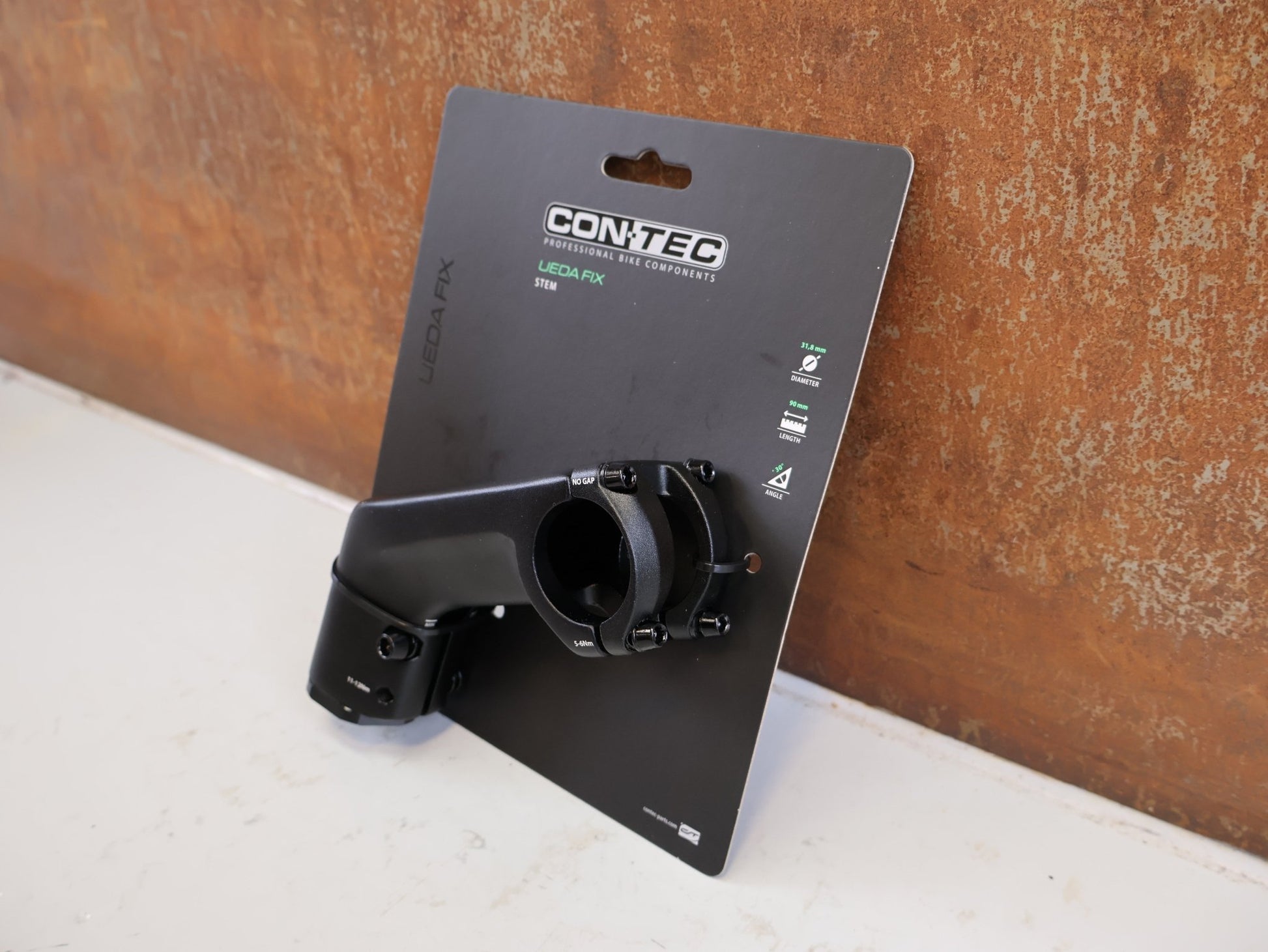 Vorbau von Contec, CONTEC UEDA FIX VORBAU AHEAD 31.8 MM 90 MM 30 GRAD vor USEDBIKES-OB.DE Hintergrund