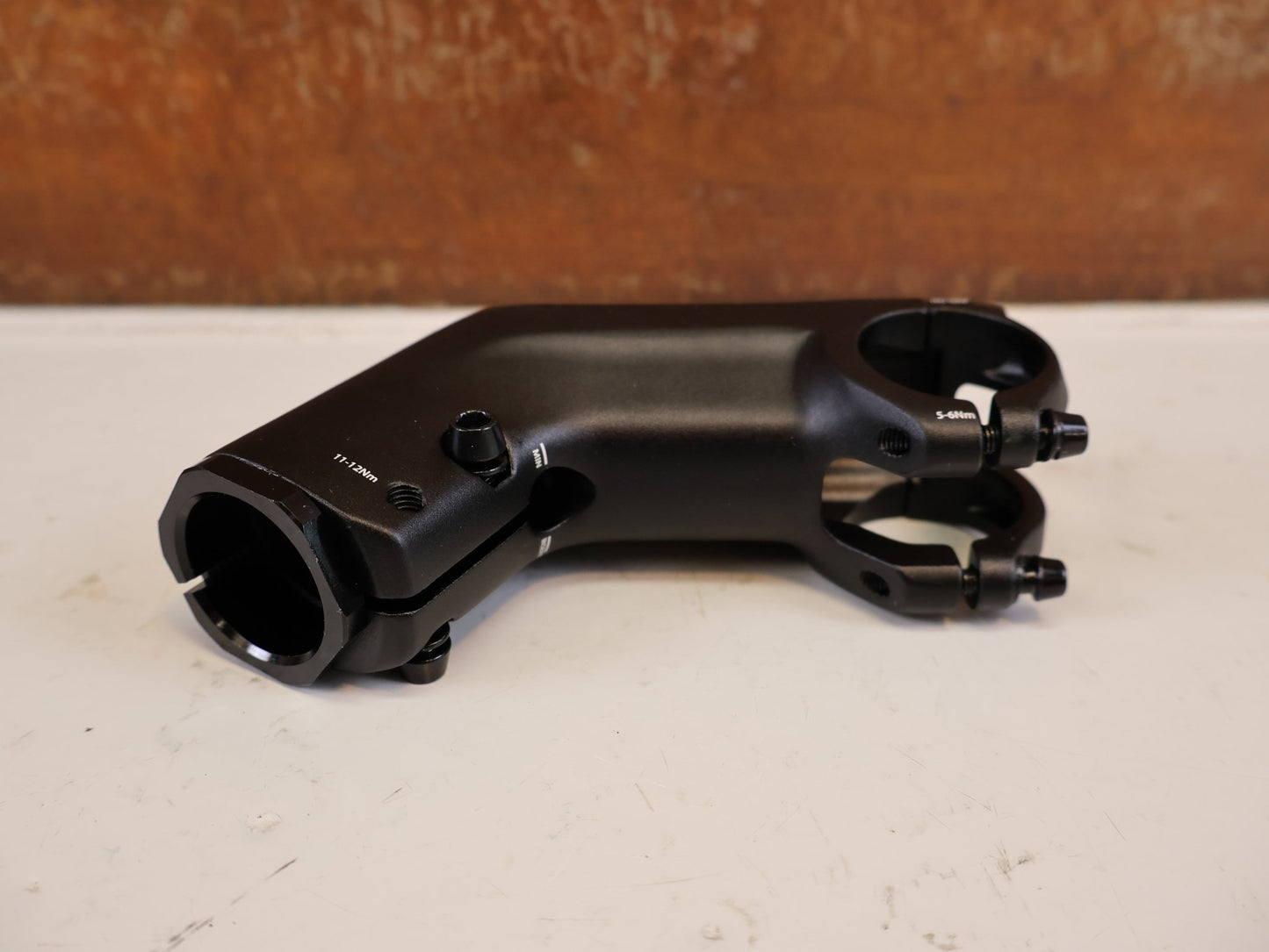 Vorbau von Contec, CONTEC UEDA FIX VORBAU AHEAD 31.8 MM 90 MM 30 GRAD vor USEDBIKES-OB.DE Hintergrund