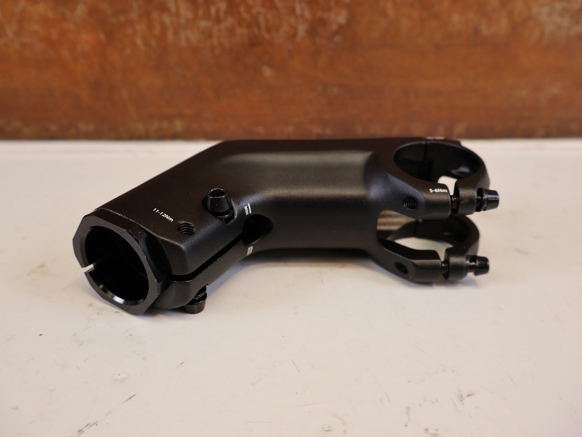 Vorbau von Contec, CONTEC UEDA FIX VORBAU AHEAD 31.8 MM 90 MM 30 GRAD vor USEDBIKES-OB.DE Hintergrund