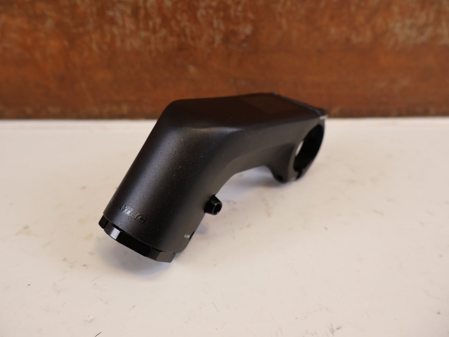 Vorbau von Contec, CONTEC UEDA FIX VORBAU AHEAD 31.8 MM 90 MM 30 GRAD vor USEDBIKES-OB.DE Hintergrund