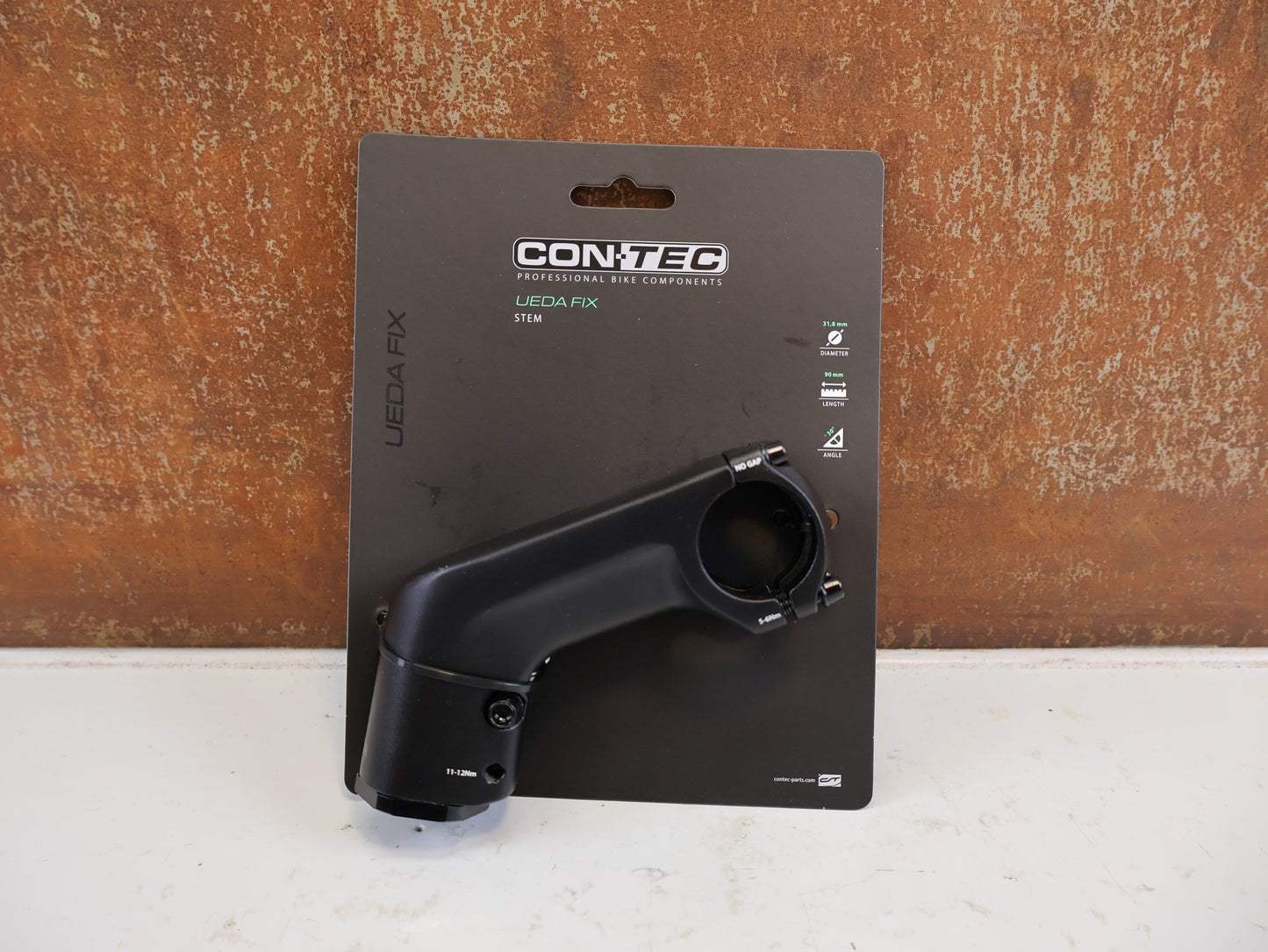 Vorbau von Contec, CONTEC UEDA FIX VORBAU AHEAD 31.8 MM 90 MM 30 GRAD vor USEDBIKES-OB.DE Hintergrund
