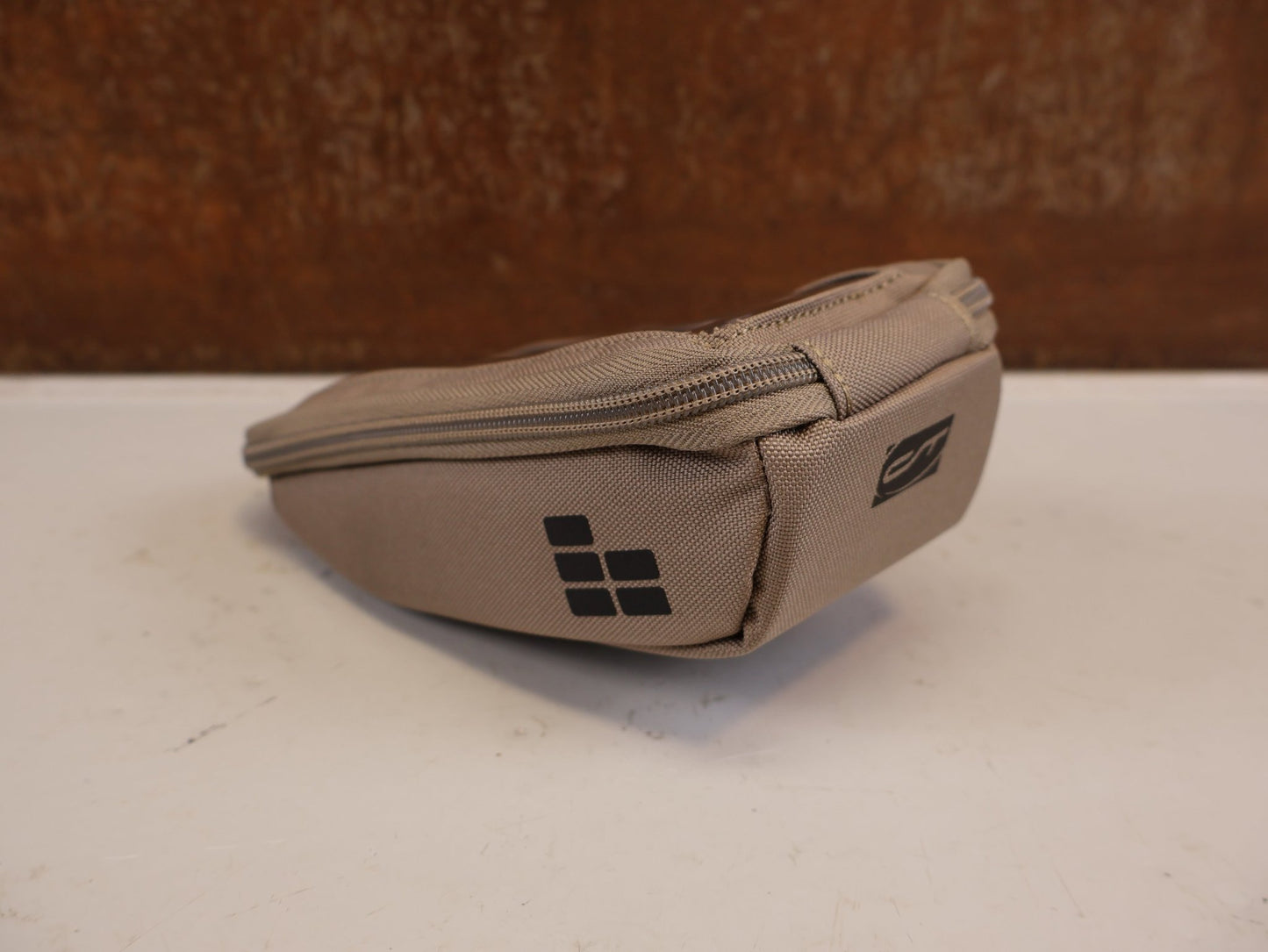 Taschen & Rucksäcke von Contec, CONTEC VIA PHONE SMARTPHONETASCHE 0.6L DESERT SAND vor USEDBIKES-OB.DE Hintergrund