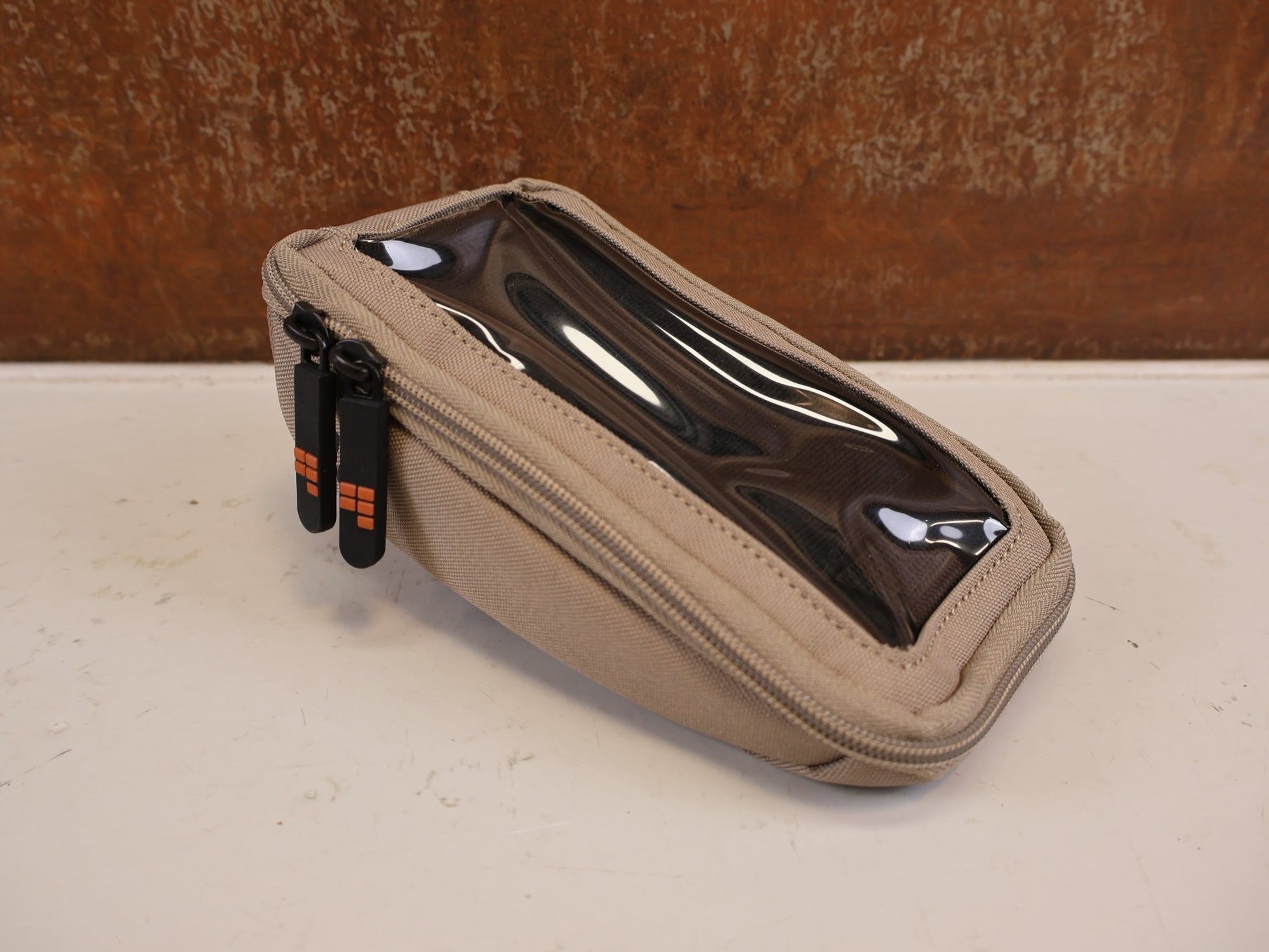Taschen & Rucksäcke von Contec, CONTEC VIA PHONE SMARTPHONETASCHE 0.6L DESERT SAND vor USEDBIKES-OB.DE Hintergrund