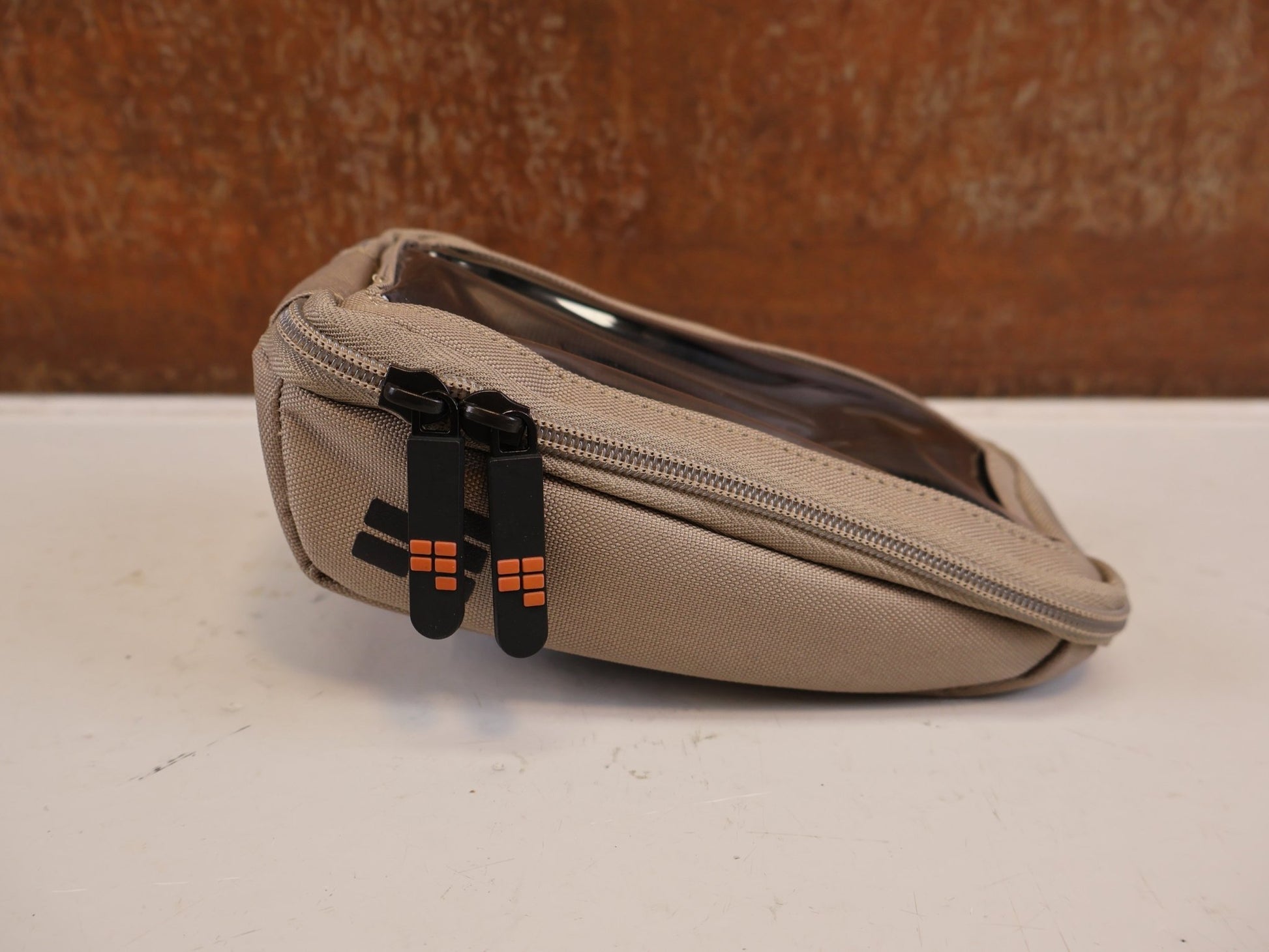 Taschen & Rucksäcke von Contec, CONTEC VIA PHONE SMARTPHONETASCHE 0.6L DESERT SAND vor USEDBIKES-OB.DE Hintergrund