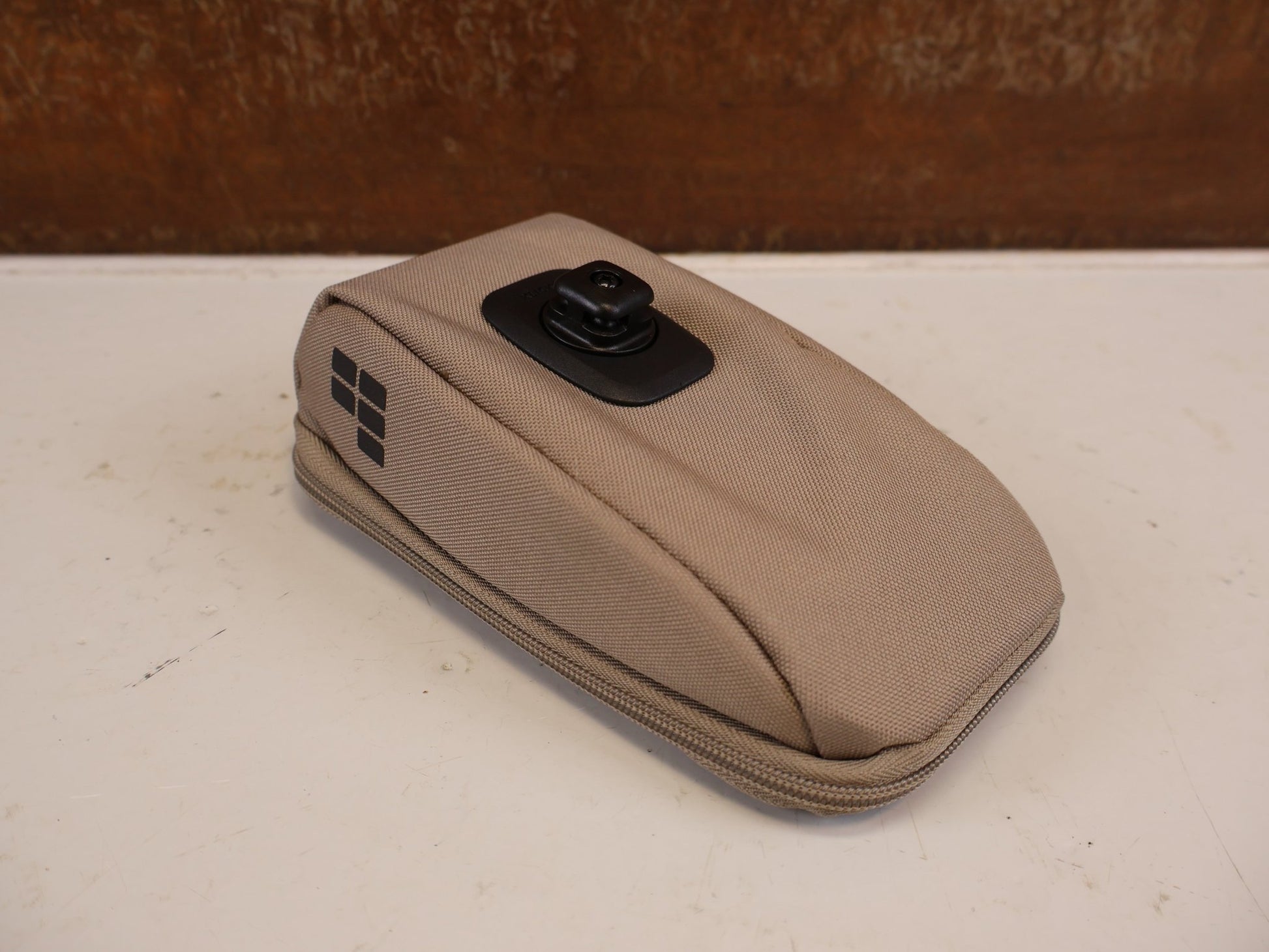 Taschen & Rucksäcke von Contec, CONTEC VIA PHONE SMARTPHONETASCHE 0.6L DESERT SAND vor USEDBIKES-OB.DE Hintergrund