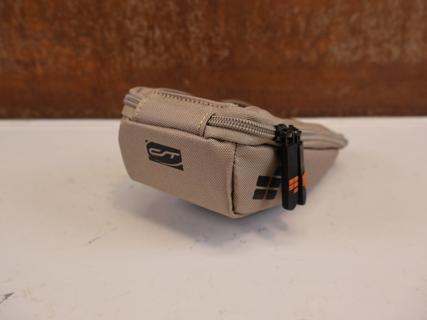 Taschen & Rucksäcke von Contec, CONTEC VIA PHONE SMARTPHONETASCHE 0.6L DESERT SAND vor USEDBIKES-OB.DE Hintergrund