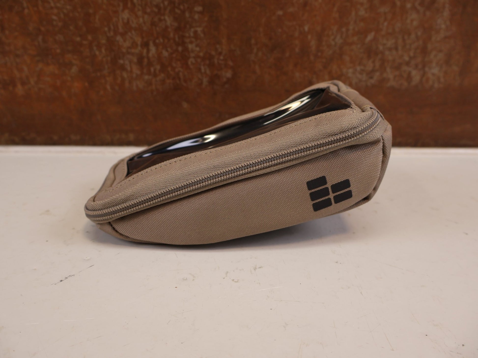 Taschen & Rucksäcke von Contec, CONTEC VIA PHONE SMARTPHONETASCHE 0.6L DESERT SAND vor USEDBIKES-OB.DE Hintergrund
