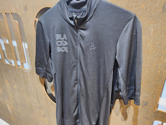 Trikot Herren von Craft, CRAFT ESSENCE BIKESTORE SS JERSEY - HERREN - KURZARM TRIKOT - BLACK in variant_title vor USEDBIKES - OB.DE Hintergrund