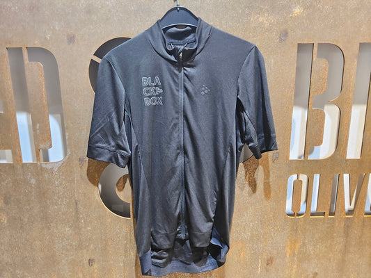 Trikot Herren von Craft, CRAFT ESSENCE BIKESTORE SS JERSEY - HERREN - KURZARM TRIKOT - BLACK in variant_title vor USEDBIKES - OB.DE Hintergrund