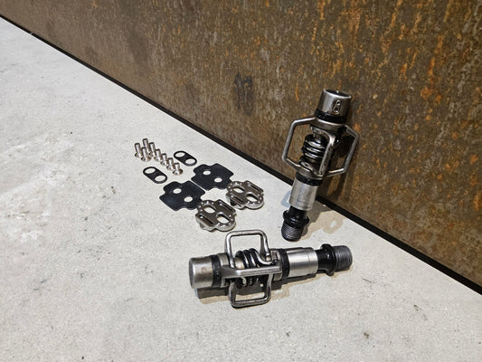 Pedale von Crankbrothers, CRANKBROTHERS KLICKPEDAL EGGBEATER 2 vor USEDBIKES - OB.DE Hintergrund