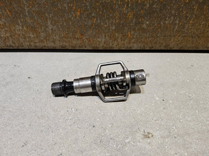 Pedale von Crankbrothers, CRANKBROTHERS KLICKPEDAL EGGBEATER 2 vor USEDBIKES - OB.DE Hintergrund