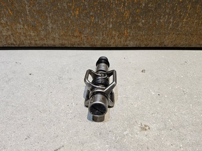 Pedale von Crankbrothers, CRANKBROTHERS KLICKPEDAL EGGBEATER 2 vor USEDBIKES - OB.DE Hintergrund