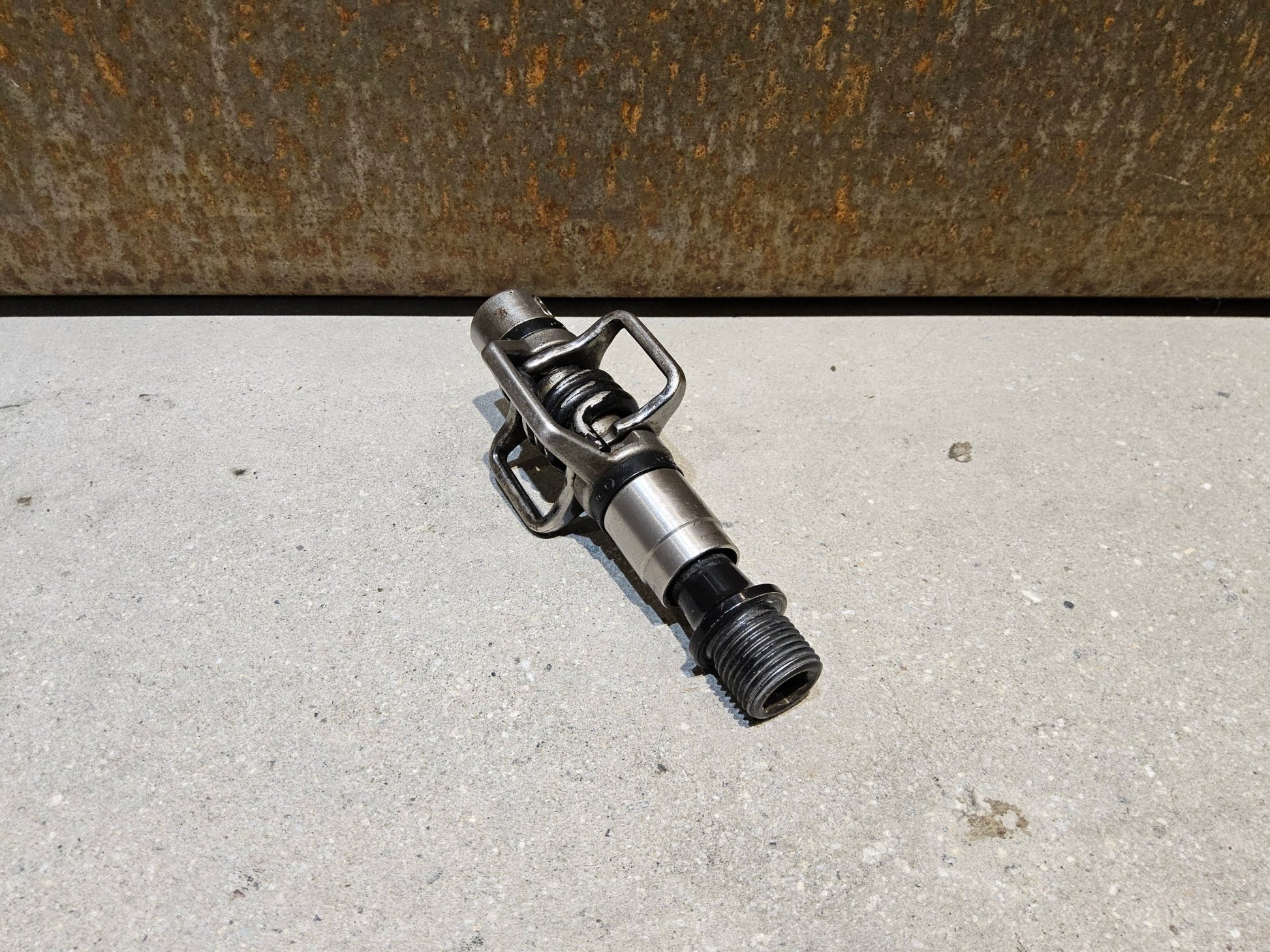Pedale von Crankbrothers, CRANKBROTHERS KLICKPEDAL EGGBEATER 2 vor USEDBIKES - OB.DE Hintergrund