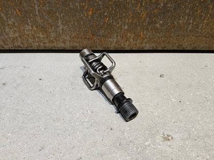 Pedale von Crankbrothers, CRANKBROTHERS KLICKPEDAL EGGBEATER 2 vor USEDBIKES - OB.DE Hintergrund