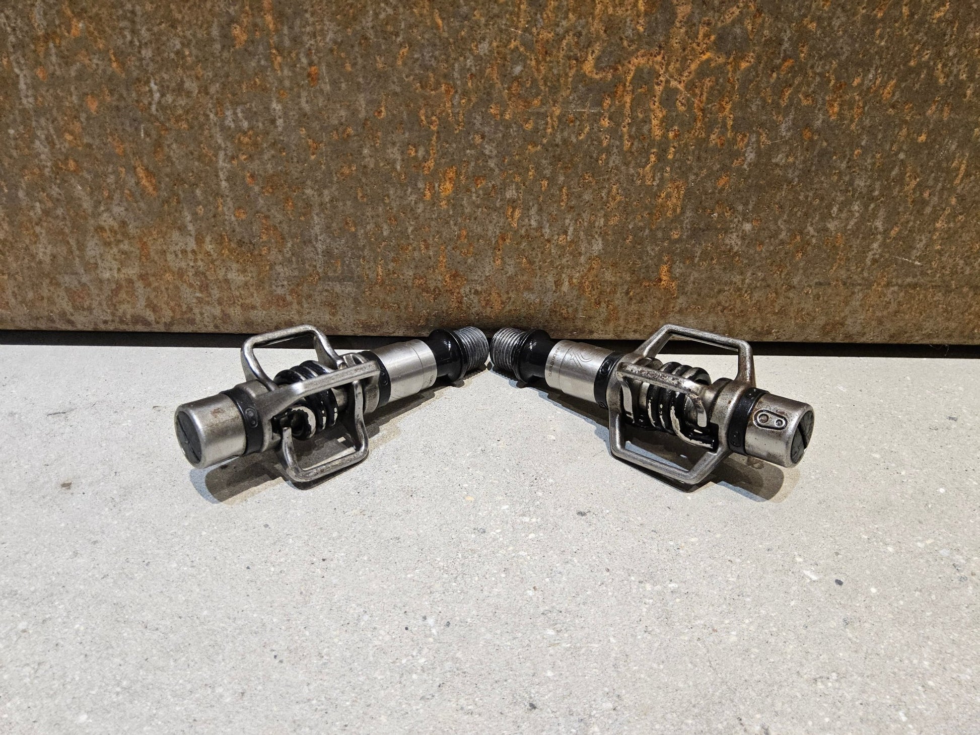 Pedale von Crankbrothers, CRANKBROTHERS KLICKPEDAL EGGBEATER 2 vor USEDBIKES - OB.DE Hintergrund