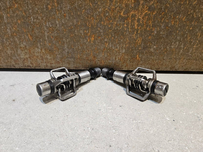 Pedale von Crankbrothers, CRANKBROTHERS KLICKPEDAL EGGBEATER 2 vor USEDBIKES - OB.DE Hintergrund