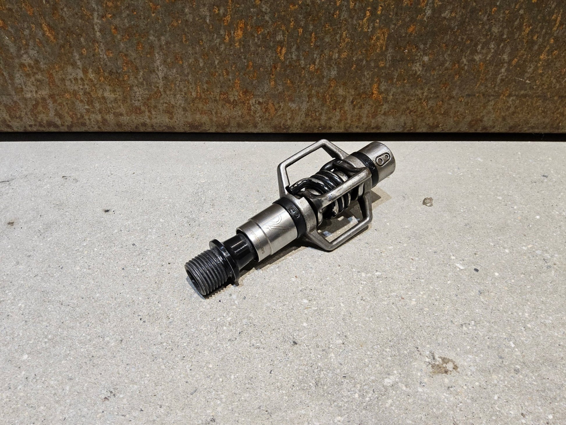 Pedale von Crankbrothers, CRANKBROTHERS KLICKPEDAL EGGBEATER 2 vor USEDBIKES - OB.DE Hintergrund