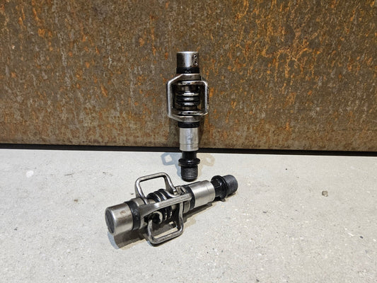 Pedale von Crankbrothers, CRANKBROTHERS KLICKPEDAL EGGBEATER 2 vor USEDBIKES - OB.DE Hintergrund