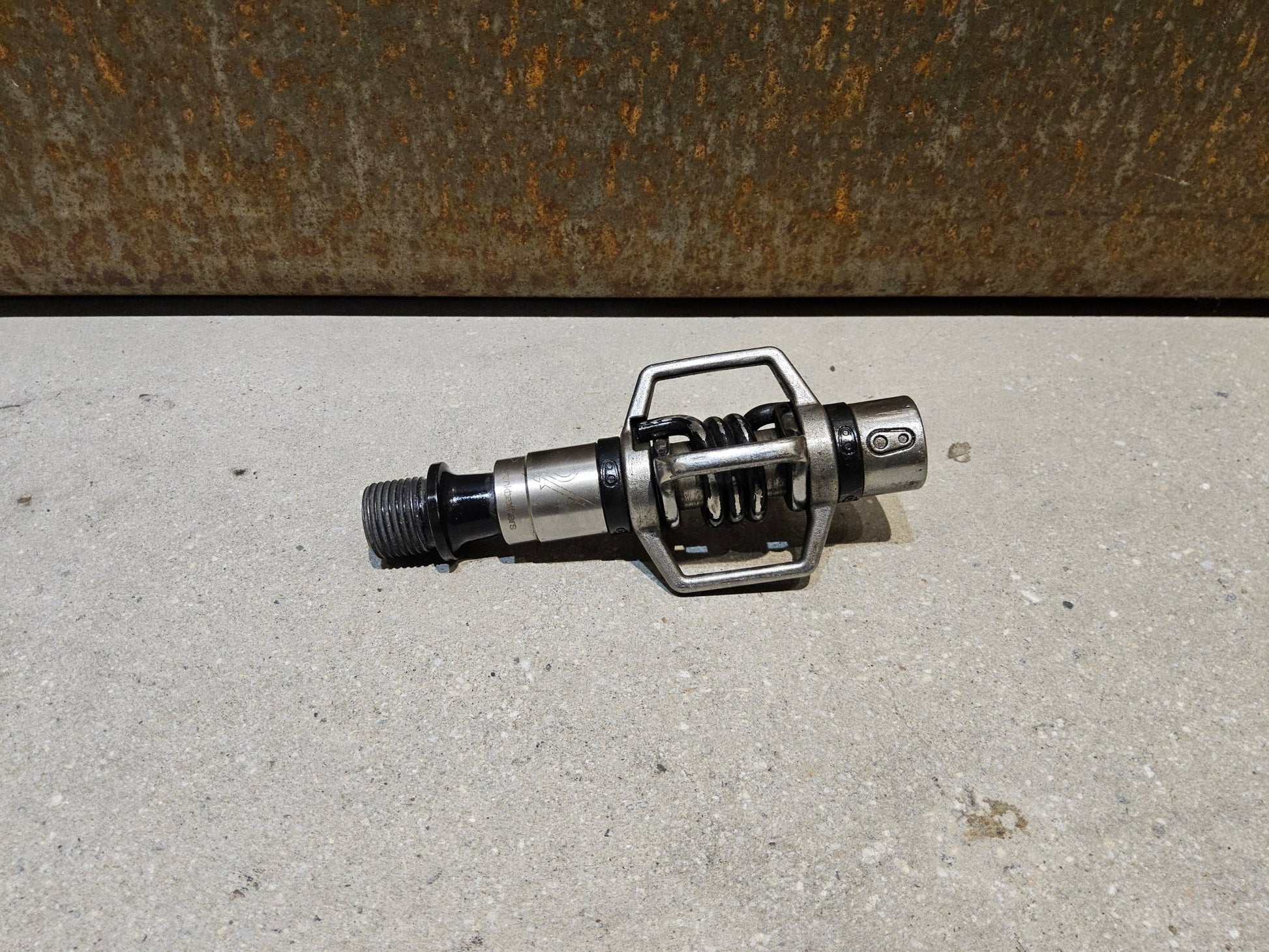 Pedale von Crankbrothers, CRANKBROTHERS KLICKPEDAL EGGBEATER 2 vor USEDBIKES - OB.DE Hintergrund
