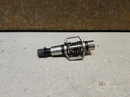 Pedale von Crankbrothers, CRANKBROTHERS KLICKPEDAL EGGBEATER 2 vor USEDBIKES - OB.DE Hintergrund