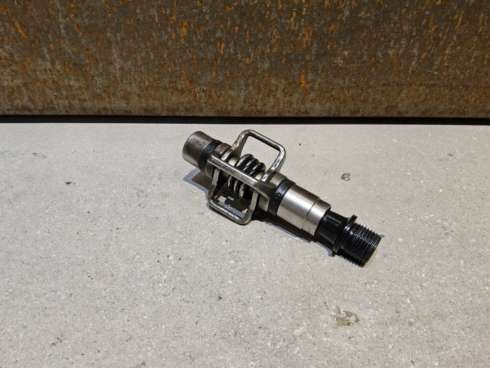 Pedale von Crankbrothers, CRANKBROTHERS KLICKPEDAL EGGBEATER 2 vor USEDBIKES - OB.DE Hintergrund