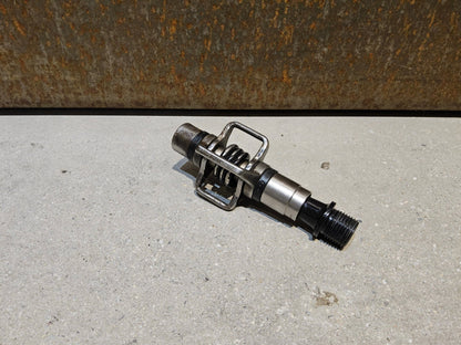 Pedale von Crankbrothers, CRANKBROTHERS KLICKPEDAL EGGBEATER 2 vor USEDBIKES - OB.DE Hintergrund
